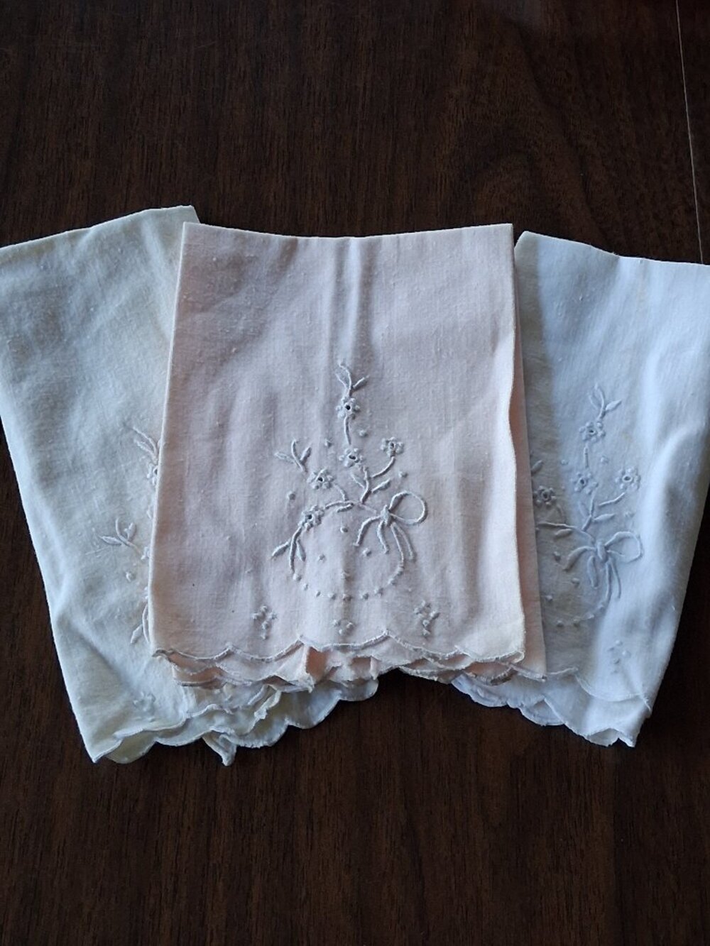 Vintage 1950s Fingertip Towel Set – Pink, White & Ivory – Scalloped Edges
